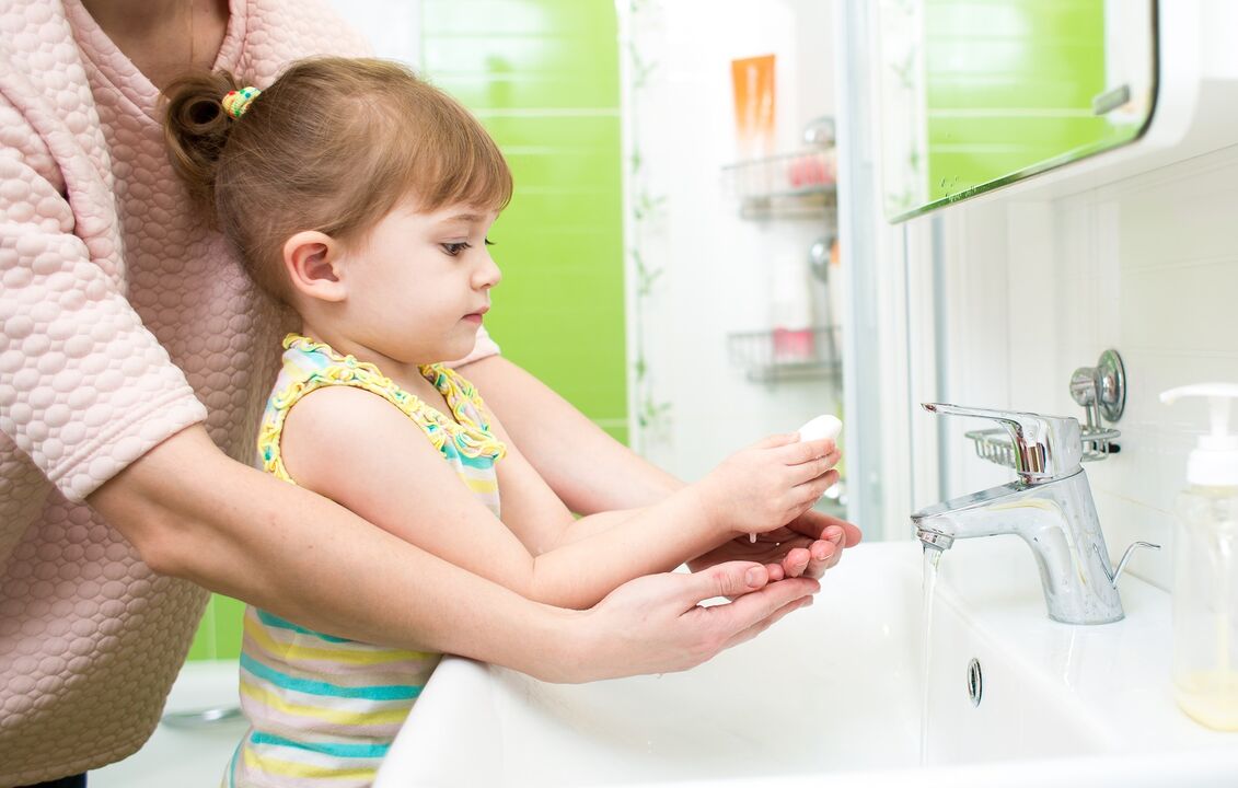 mencuci tangan dengan sabun untuk mencegah infeksi parasit